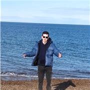 profesor de historia ayudando a niños y niñas